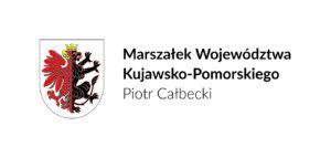 Białe tło z czerwonym gryfem w koronie na tarczy po lewej stronie. Po prawej stronie widnieje napis w języku polskim: „Marszałek Województwa Kujawsko-Pomorskiego Piotr Całbecki”.