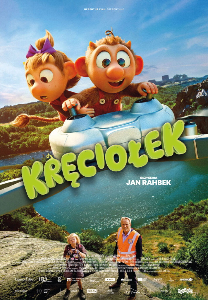 Plakat filmu animowanego „Kręciołek” przedstawia dwie rysunkowe małpki w latającym pojeździe nad rzeką, a na ziemi poniżej stoją dwie osoby – dziecko i dorosły w kamizelce. Tytuł i napisy końcowe są nałożone na obraz.